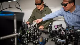 全光驱动计算机大突破：可编程芯片首次用光训练神经网络