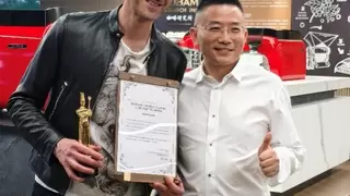 奥斯卡影帝结束中国之旅，在老板电器再获一座中餐“小金人”