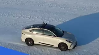 Momenta飞轮大模型：冰天雪地 车不滑稳稳刹