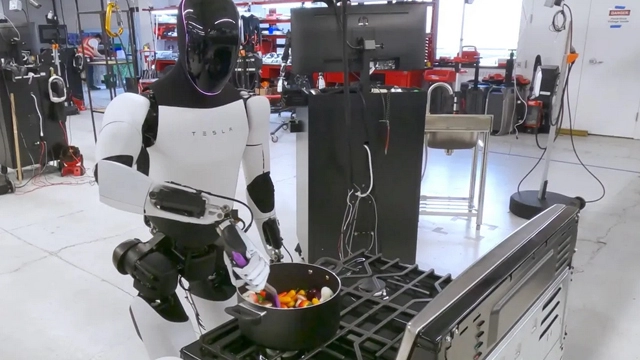 特斯拉人形机器人擎天柱解锁家政新技能，通过看视频学习，使用吸尘器、扔垃圾，还学会了炒菜