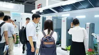 SNEC 2025闪耀启幕！易事特“风光储充钠全域矩阵+三大战略新品”引爆首日热潮