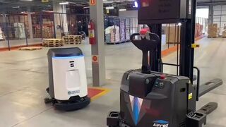 中国AI企业深兰科技智能清洁机器人进驻巴西仓储中心 提升物流效率