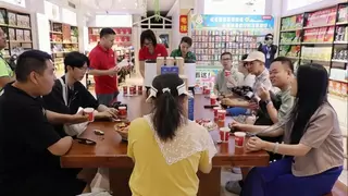 何以中国·行走海南海外华媒骑楼老街品味“南国食品”