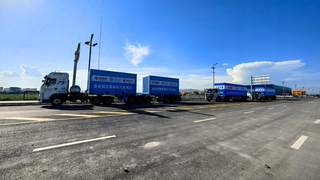 唯速智驾发布全国首套自动驾驶模块化汽车列车，启动中哈跨境示范