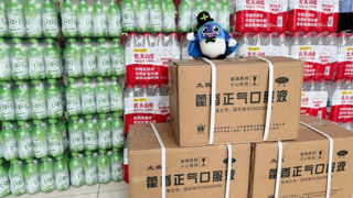 全亿健康恒泰人民大药房夏日送清凉，爱心暖警心！