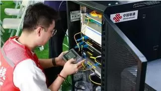 2025世界人形机器人运动会启幕！中国联通AI赋能“冰丝带”梦幻开幕