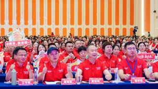 抓大势·赢未来！小红本818大会揭幕，AI词句宝超薄便携学习革命重磅首发