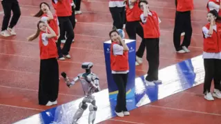 苏超赛场现万人合唱震撼助威 京东智能机器人热舞引爆科技热潮