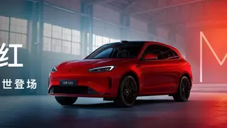 问界新M5 Ultra新增跃影红配色，叠加3.7万权益，解决年轻人购车痛点