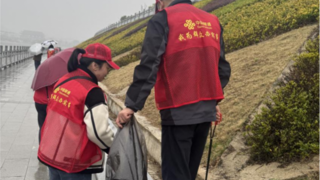 黄冈联通公司志愿者助力河道环境整治，共绘生态新画卷
