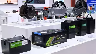 华宇电池携钠电系统参展2025中国摩博会，重塑两轮车“四电”新标杆