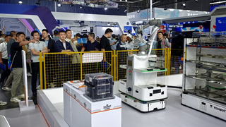 优艾智合机器人亮相2025世界制造业大会