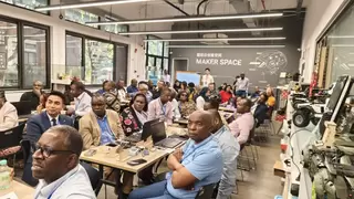 共享STEM教育中国方案，非洲11国教师研修班走进蘑菇云创客空间