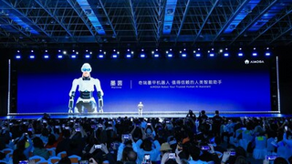 从讲PPT到全流程接待，墨甲机器人在2025奇瑞全球创新大会完成“人类助手“实景展示