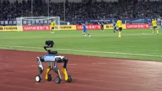 首位“机器人摄像师”亮相苏超半决赛，江苏广电总台×当虹科技×云深处联手打造！