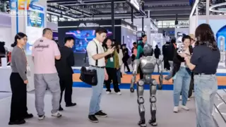 华强北点燃CEIC2025消费电子创新大会现场