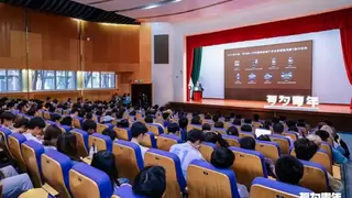 从产业到课堂，华为各领域总裁为学子绘制“未来作战图”