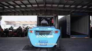 重磅！英轩GW100高压锂电进箱叉车入驻港口，引领绿色智慧物流新变革！
