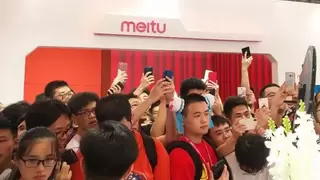 ChinaJoy 美图手机展区被男生挤爆棚 原因竟是要拍美图T9“结婚照”