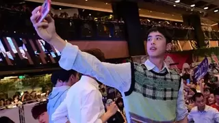 新F4携美图T9现身见面会玩自拍，粉丝：再一次心动的感觉！