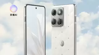 独家采用潘通2026年度代表色，联想moto X70 Air云上舞白冰钻限定版来了