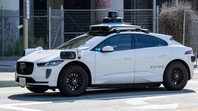 Waymo的自动驾驶出租车因违规超车停靠校车而接受调查