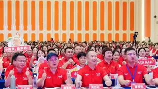 抓大势·赢未来！小红本818大会揭幕，AI词句宝超薄便携学习革命重磅首发