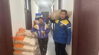 步履织就温暖网格，德邦小哥一肩挑起节日温暖“送达”