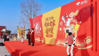 京东携机器人亮相乡村舞台 光明村首届“村晚”科技感拉满