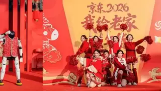 光明村送年货活动正式开启 刘强东暖心礼让村民欢喜