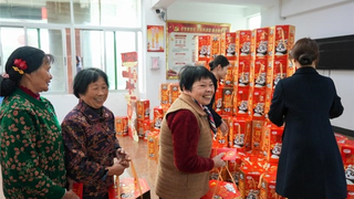 17年，1.3亿元：亮亮教育基金会与达利食品的“公益路”，铺就13万老人的“幸福年”