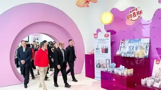 Amos 阿麦斯请瑙鲁总统吃糖：瑙鲁总统春节前夕邂逅“中国甜蜜”