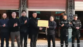 情暖新春 万美达慰问龙山红十字救援中队