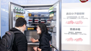 海信璀璨650U8冰箱亮相AWE：AI真空磁场保鲜引领储鲜新趋势