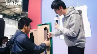 影视飓风Tim探展德施曼AWE展台，联合B站现场解锁AI智能锁新玩法