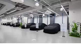 新一代小米SU7武汉交付，首批8名车主喜提新车