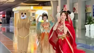 厦门园博苑花灯乐园NPC天团惊喜现身北站快闪迎客开启春假氛围，向游客发出春日邀约