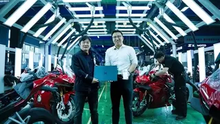 张雪机车与荣耀达成战略合作 携荣耀WIN系列出征WSBK赛场