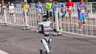 零故障封神！荣耀军团横扫半马前六，新能安揭秘“元气仔”致胜步态