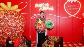 82岁朱炳仁在“国家会客厅”办了场“水果Party”让千年铜艺结出时代的“甜”