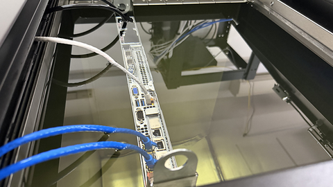 Ready Server试点浸没式液冷技术，为其新加坡设施提供AI就绪的算力服务做好准备