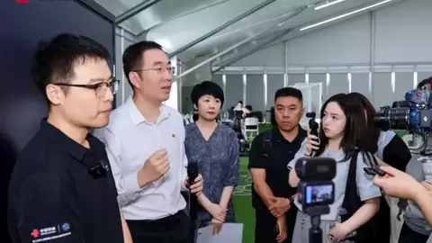 探营“冰丝带”：解码第二届世界人形机器人运动会背后的“联通力量”