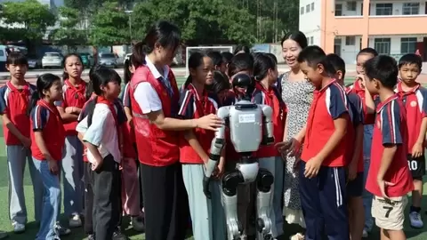 贵港移动开展“科技筑梦童心 数智点亮未来”5G梦想课堂公益助学志愿服务活动