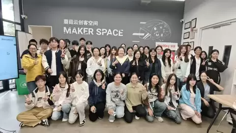 上海智位机器人旗下蘑菇云创客空间迎来上师大学子，10分钟完成骨架与手势识别项目